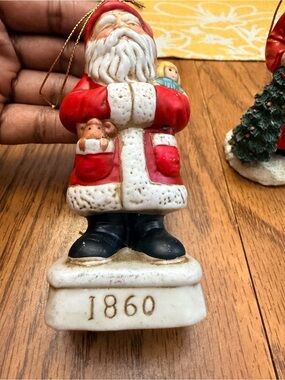 Vintage-Style Red Santa Claus Holiday Ornament - 1860 Plaque